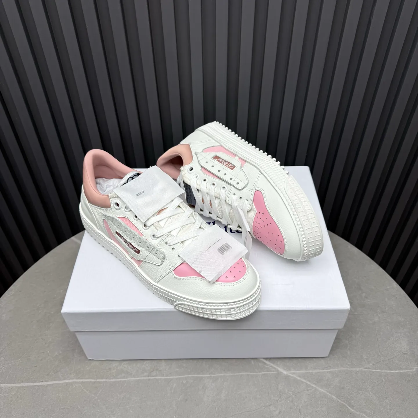 【OFF WHITE】P: 680💰Couple model👫, Size: Female 35-40. Male 39-44 (customized at 45.46) High-quality version👊 "Out of office" series original molding, original lasting, production process 1:1 original ➰OFF GRAY WHITE OW ➰ First layer of cowhide, imported skin-friendly and environmentally friendly polyester mesh, original molding, high elasticity and environmentally friendly molding pad Made with the original lasting process. The original molded rubber outsole (never yellows and deforms) has a super correct shape, bright color and strong three-dimensional effect👍. Packaging💯Full set of packaging synchronized with the official website (branded paper, certificate of quality, branded cloth bag)